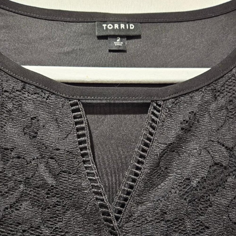 TORRID BLACK LACE BABY DOLL SLEEVELESS KEYHOLE TOP  2